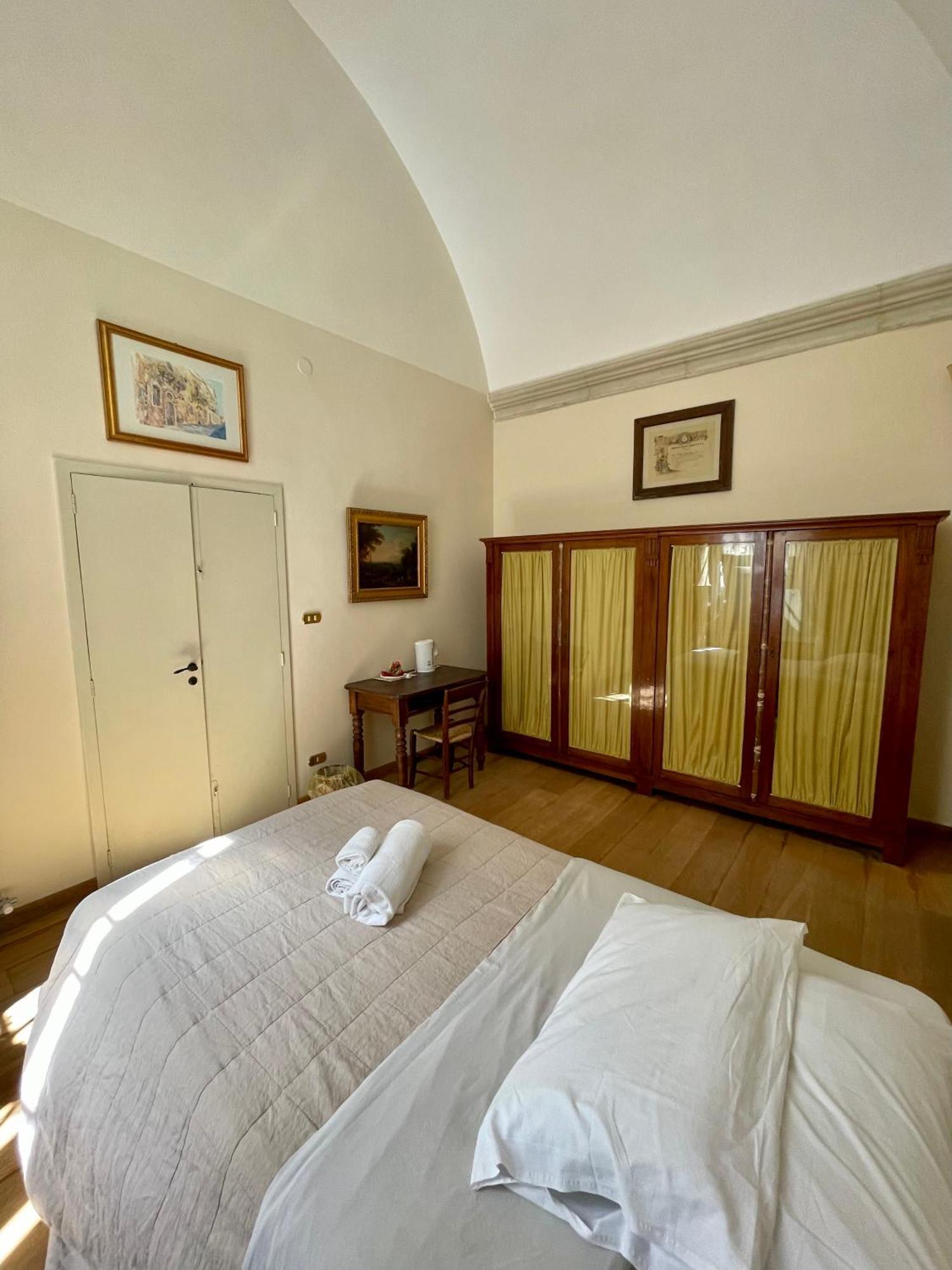 4 Balconi Rooms- Dimora Arditi B&B Lecce Luaran gambar